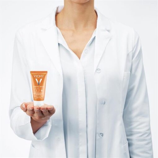 ⁦سائل الحماية من اشعة الشمس دراي تاتش للبشرة المختلطة إلى الدهنية من فيتشي 50 مل - Vichy Capital Soleil Dry Touch Face Fluid⁩ - الصورة ⁦3⁩