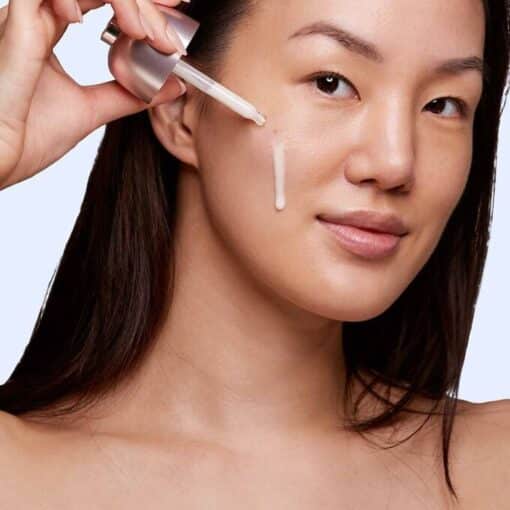 ⁦سيروم تفتيح البقع الداكنة برايت بلس لجميع أنواع البشرة من كلارنس 50 مل - Clarins Bright Plus Fresh Ampoule⁩ - الصورة ⁦4⁩