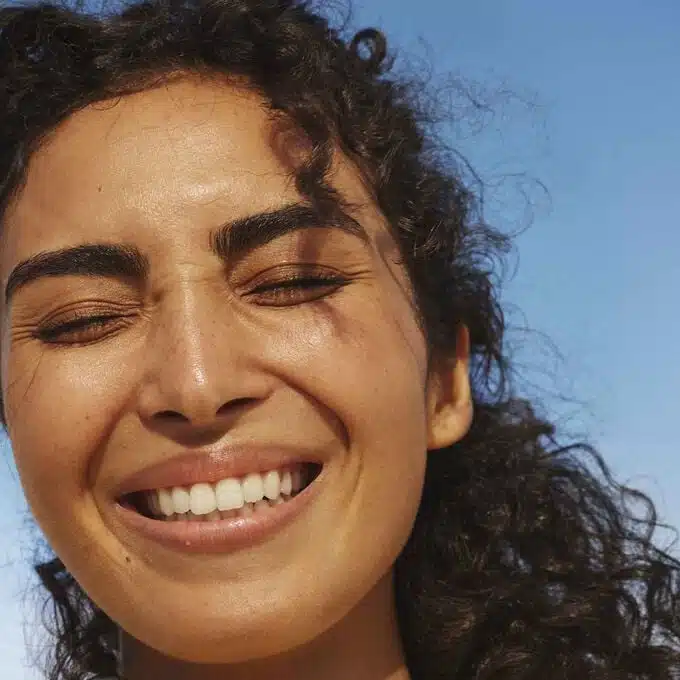 ⁦كريم للعينين للهالات السوداء والانتفاخات ماي كلارينس من كلارنس 15 مل - Clarins My Clarins RE-FRESH Eye De-Puffer⁩ - الصورة ⁦5⁩